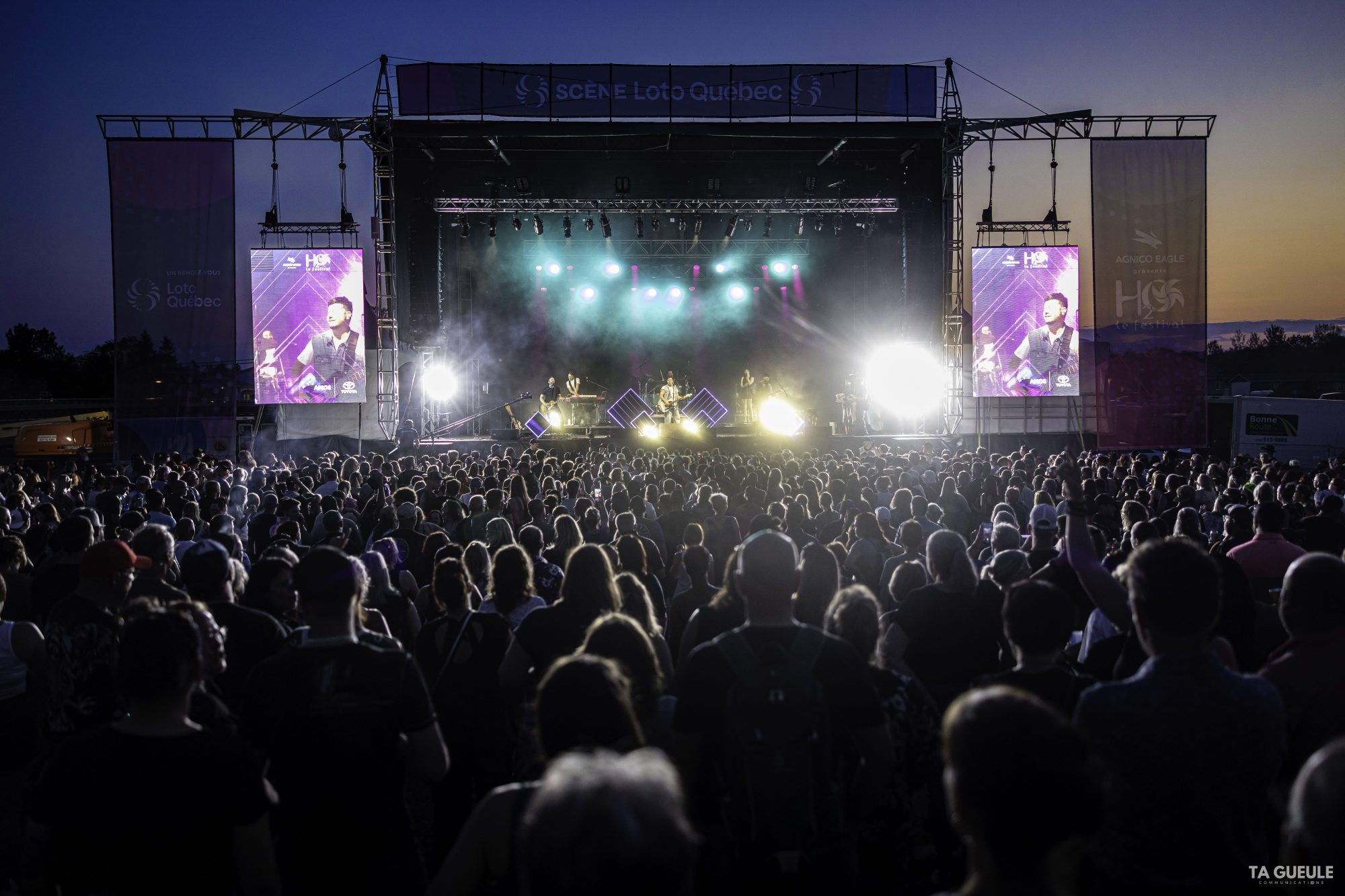 Foule sur le site du H2O le festival à Amos