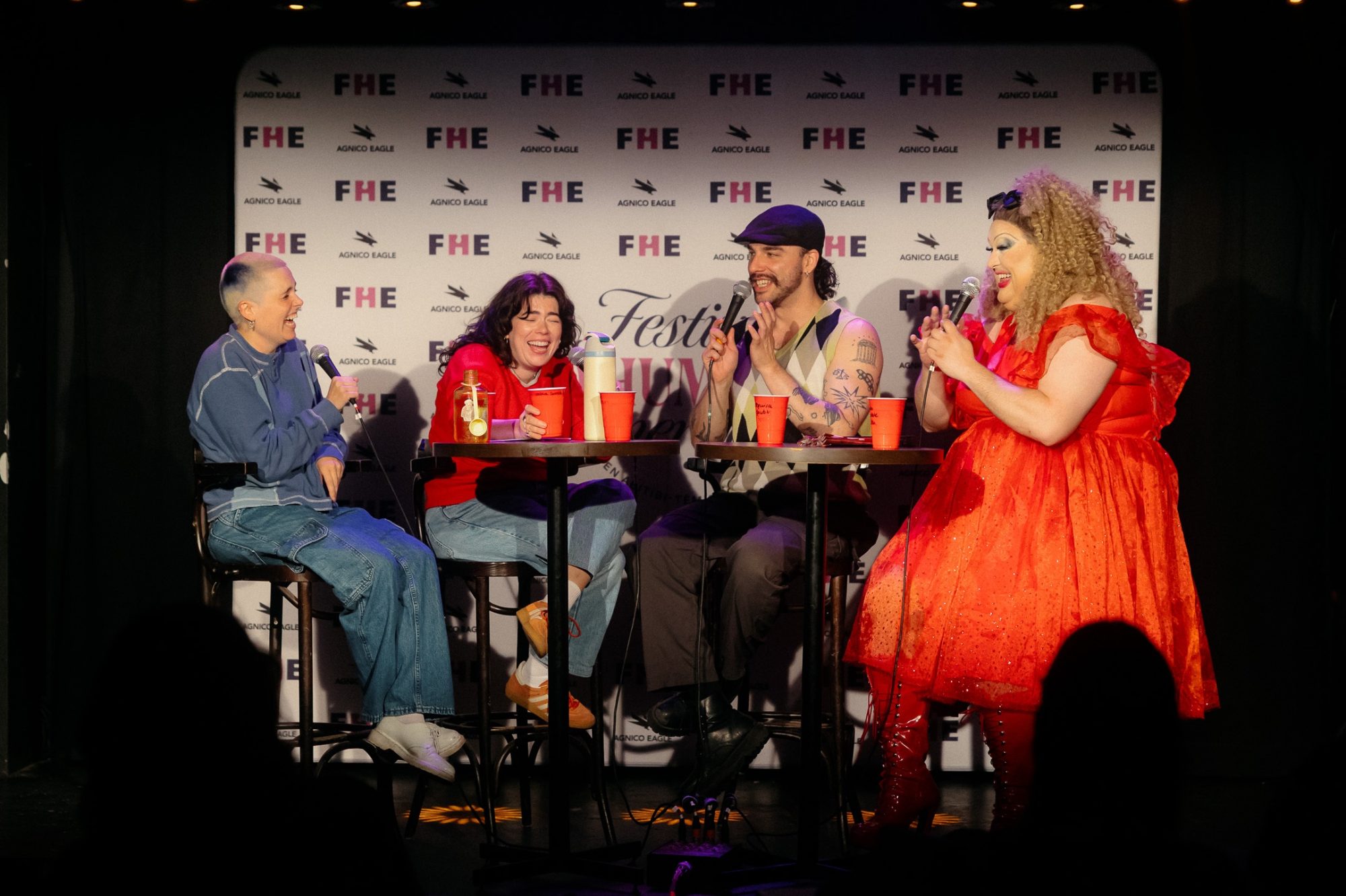 Performance comique au Festival d'humour émergent à Rouyn-Noranda